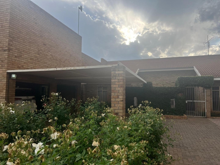 5 Bedroom Property for Sale in Potchefstroom South North West
